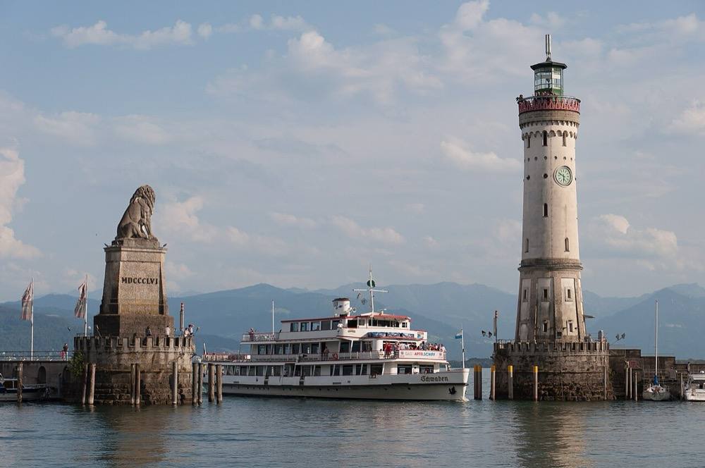 Lindauer Hafeneinfahrt mit Löwe, Leuchtturm und Ausflugsschiff