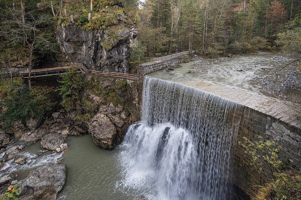 Wasserfall und Holzsteg in der Rappenlochschlucht bei Dornbirn