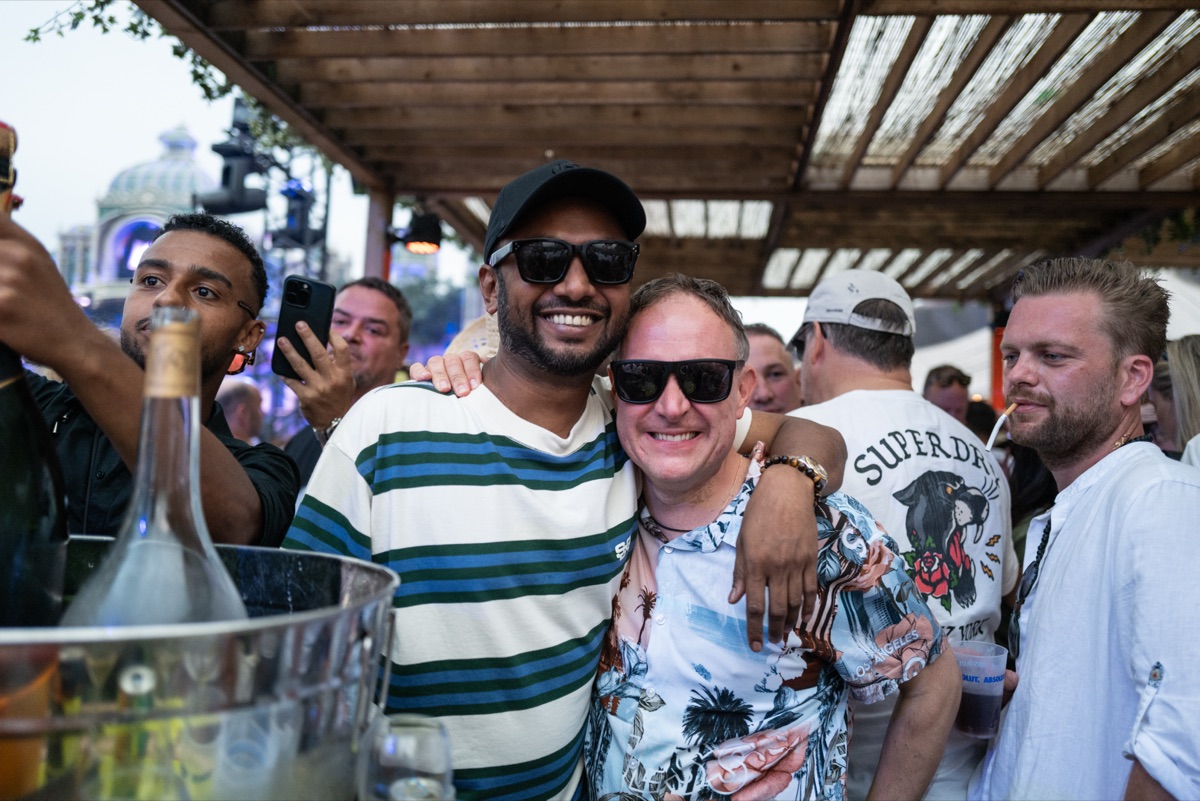Thomas mit Sonnenbrille an der Champagnerbar